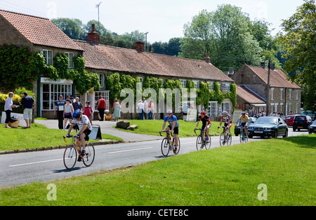 Hutton-Le-Loch, malerisches Dorf am Yorkshire Moor, England, UK. Sommergäste und vorbeifahrenden Radfahrer. Stockfoto