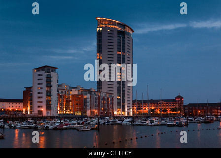 Großbritannien, Wales, Swansea, Seeviertel, Meridian Turm überragt die Marina Stockfoto