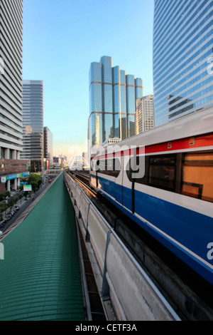 Sathorn - Chongnonsi Kreuzung in Bangkoks Central Business District Stockfoto