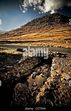 Felsen und Berge neben einer Straße in The Lake District. Stockfoto