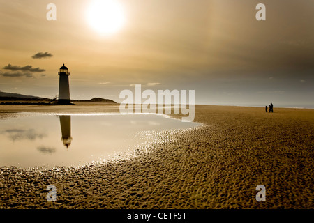 Eine Ansicht vom Strand bei Ebbe Talacre Leuchtturm. Stockfoto