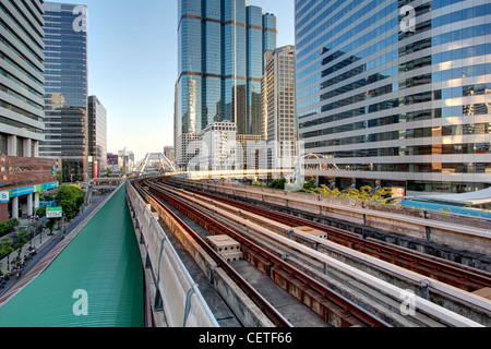 Sathorn - Chongnonsi Kreuzung in Bangkoks Central Business District Stockfoto