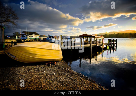 Einen umgedrehten Ruderboot am Ufer des Sees Windemere. Stockfoto