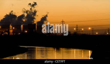 Abenddämmerung Blick über den Fluss nach Rauch aufsteigt aus Industrieschornsteine in Pontefract. Stockfoto