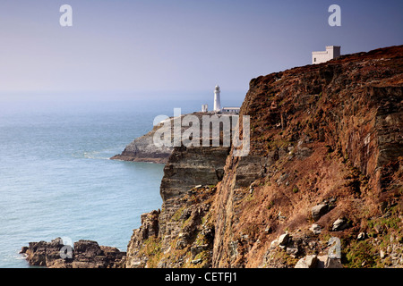 Ein Blick von der Klippe zu South Stack Lighthouse in Holyhead. Stockfoto