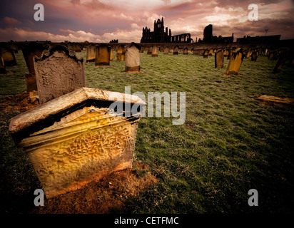 Blick vom Friedhof zu den Ruinen von Whitby Abbey. Stockfoto
