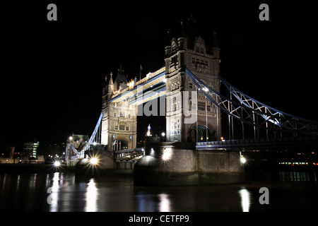 Ein Blick über die Themse eine beleuchtete Tower Bridge bei Nacht. Stockfoto