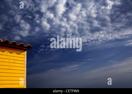 Teil von einem gelben Schuppen gegen einen blauen Sommerhimmel in Lytham St. Annes. Stockfoto