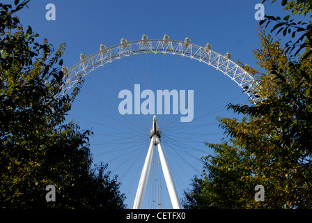 Nach oben auf das London Eye. Offiziell ist es der weltweit beliebteste Touristenattraktion, beliebter als die Statue Libe Stockfoto