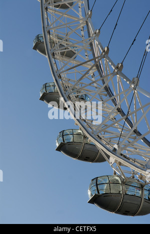 Nach oben auf das London Eye. Offiziell ist es der weltweit beliebteste Touristenattraktion, beliebter als die Statue Libe Stockfoto