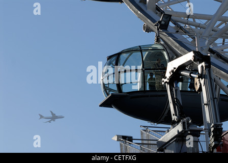 Nach oben auf das London Eye mit Flugzeug im Hintergrund. Offiziell ist es der weltweit beliebteste Touristenattraktion mehr po Stockfoto