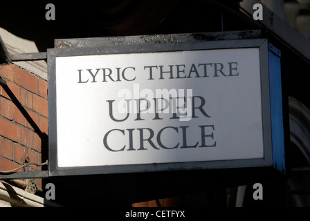 Sitzgelegenheiten am Lyric Theatre in Shaftesbury Avenue Sign. Shaftsbury Avenue ist benannt nach Anthony Ashley Cooper, 7. Earl of Sha Stockfoto