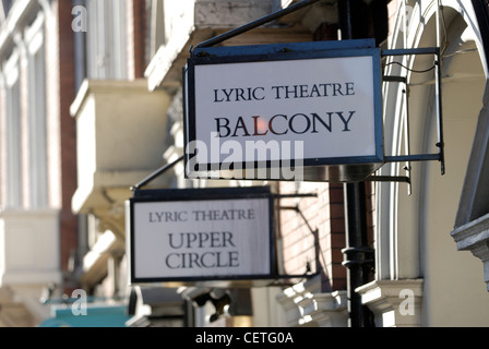 Sitzgelegenheiten am Lyric Theatre in Shaftesbury Avenue Sign. Shaftsbury Avenue ist benannt nach Anthony Ashley Cooper, 7. Earl of Sha Stockfoto