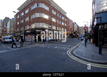 Blick auf Old Compton Street aus der Ecke der Dean Street. Old Compton Street benannt nach Henry Compton, die Gelder Stockfoto