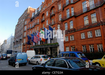 Claridge das äußere. Claridge es blühte nach dem ersten Weltkrieg aufgrund der Nachfrage von Aristokraten, die nicht mehr eine L gepflegt Stockfoto