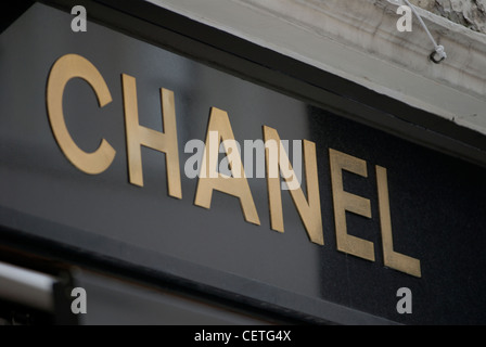 Chanel-Shop in Old Bond Street. Bond Street nimmt seinen Namen von Sir Thomas Bond, einem Piccadilly Herrenhaus namens Claren gekauft Stockfoto