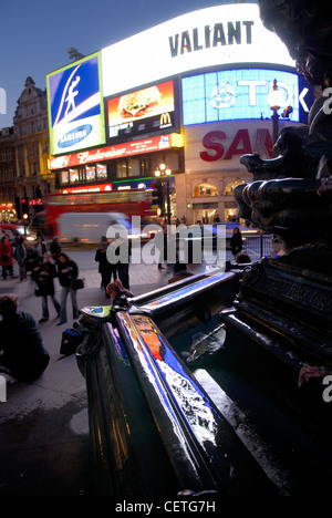 Abendstimmung am Piccadilly Circus. Piccadilly Circus verbindet sich mit Piccadilly, eine Durchgangsstraße, dessen Name zuerst im Jahre 1626 erschien, eine Stockfoto