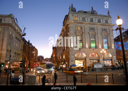 Abend-Verkehr am Piccadilly Circus. Piccadilly Circus verbindet sich mit Piccadilly, eine Durchgangsstraße, dessen Name zuerst im Jahre 1626 erschien Stockfoto