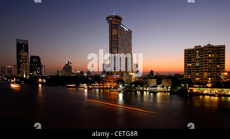 Letzte Licht auf den Chao Phraya River | Millennium Hilton Bangkok Stockfoto