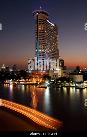 Letzte Licht auf den Chao Phraya River | Millennium Hilton Bangkok Stockfoto