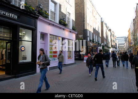 Ein Blick entlang der Carnaby Street. Im Jahre 1683 entstand eine Villa namens Karnaby House in der Gegend und Karnaby Markt bald gefolgt. Auto Stockfoto