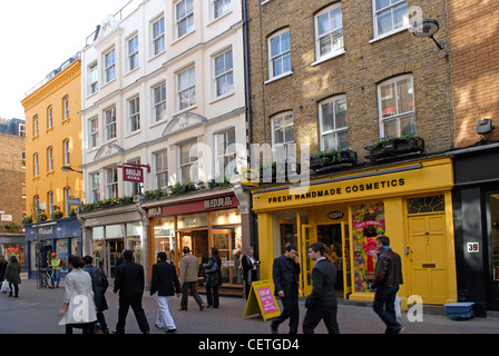 Ein Blick entlang der Carnaby Street. Im Jahre 1683 entstand eine Villa namens Karnaby House in der Gegend und Karnaby Markt bald gefolgt. Auto Stockfoto