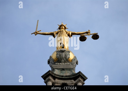 Statue der Justitia auf dem Old Bailey-Gebäude. Die zentralen Strafgerichtshof in England wurde die Einstellung für einige der Stockfoto