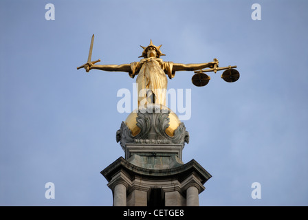 Statue der Justitia auf dem Old Bailey-Gebäude. Die zentralen Strafgerichtshof in England wurde die Einstellung für einige der Stockfoto