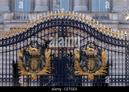 Die Tore des Buckingham Palace. Buckingham-Palast dient als Büro und Londoner Residenz von ihrer Majestät der Königin, wie wir Stockfoto