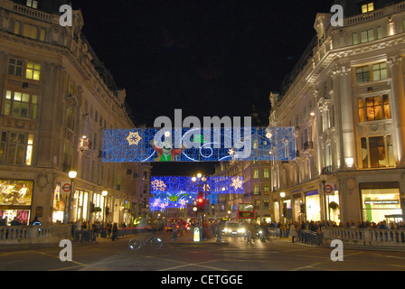 Oxford Circus mit Weihnachtsbeleuchtung. Oxford Circus liegt an der Kreuzung der Regent Street und Oxford Street. Stockfoto