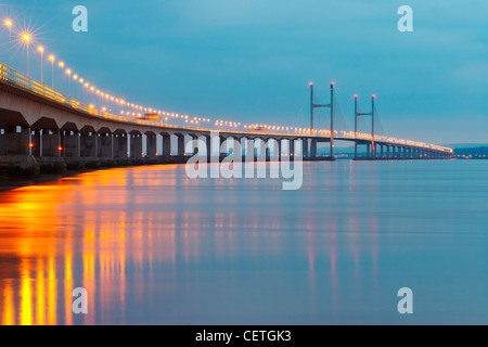 Zweite Severn Überfahrt in der Nacht. Von 1966 bis 1996 trug die ursprüngliche Brücke die Autobahn M4, aber am Ende des zweiten Stockfoto