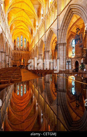 Das Kirchenschiff der Southwark Cathedral. William Shakespeare wird geglaubt, um wann gewesen John Harvard, Gründer der amerikanischen Stockfoto