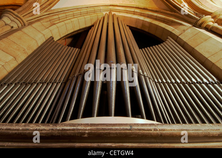 Die Orgelpfeifen der Southwark Cathedral. William Shakespeare wird geglaubt, um wann gewesen John Harvard, Gründer des A Stockfoto