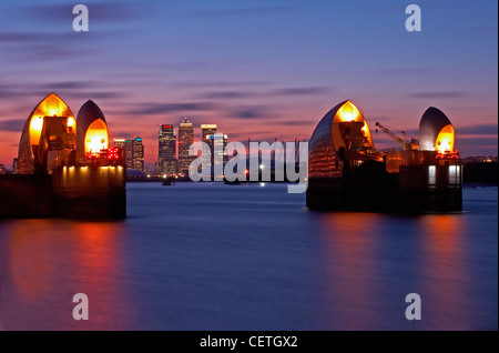 Thames Barrier in der Abenddämmerung. 1984 als Londons Hochwasserschutz errichtet, ist 1716 Füße Breite des Flusses geteilt durch neun verstärkt Stockfoto