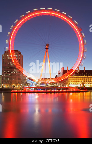 Das London Eye mit Red Nose Day Beleuchtung spiegelt sich in der Themse. Das London Eye können 800 Passagiere pro Umdrehung - equi Stockfoto