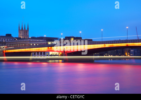 Ein Blick in Richtung London Bridge und Southwark Cathedral. Die erste London Bridge wurde irgendwann nach AD43 und einige der von Römern gebaut. Stockfoto