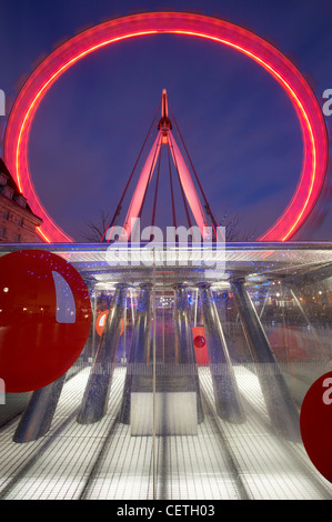 London Eye in der Nacht mit Red Nose Day-Beleuchtung. Das London Eye können 800 Passagiere pro Umdrehung - Äquivalent zu 11 London Stockfoto