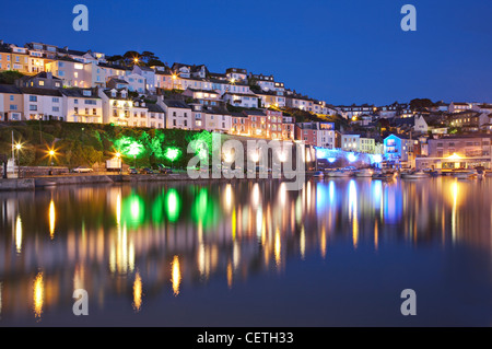 Ein Blick auf den Hafen in der Nacht. Brixham war der größte Fischereihafen im Südwesten, und auf einmal war es der größte in E Stockfoto