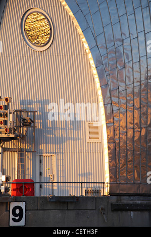 Detail eines der Piers auf die Thames Barrier in Woolwich. Es wurde als ein Sperrwerks für Greater London Council entwickelt. Stockfoto