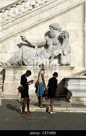 Touristen vor dem Nil Statue, Kapitol, Rom, Latium, Italien Stockfoto