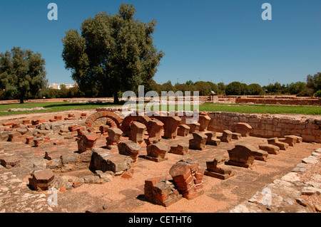 Ruinen von Tepidarium und Caldarium Badewanne Komplex an der Römischen Stätte von Cerro da Vila in der Nähe von Quarteira, in der Gemeinde von Loulé, Algarve, die südlichste Region Portugals Stockfoto