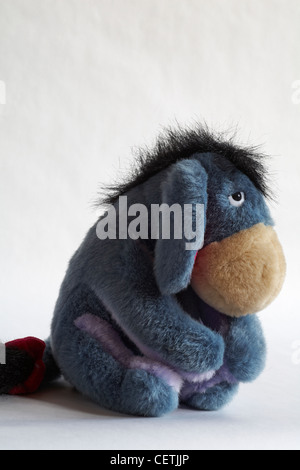 Kuscheliges Stofftier Eeyore von Winnie The Pooh isoliert auf weißem Hintergrund Stockfoto