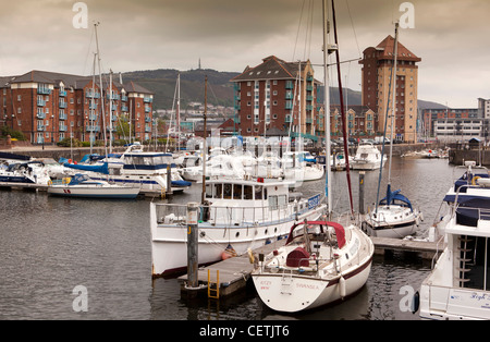 Großbritannien, Wales, Swansea, Seeviertel, Apartments am Wasser mit Blick auf Liegeplätze Stockfoto