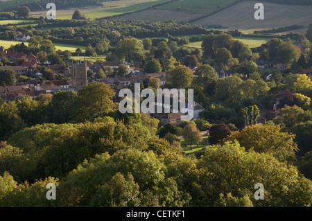 Englische Landschaft. Der Blick über Dorset-Dorf von Cerne Abbas, von Riesen Hill. In der Abendsonne leuchtenden Herbstfarben. England, UK. Stockfoto