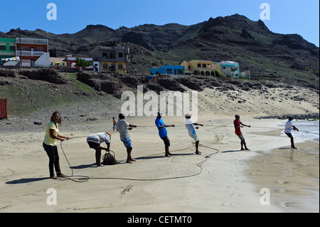 Fischer, Strand von Sao Pedro, Sao Vicente, Kap-Verde Inseln, Afrika Fischer am Strand von Sao Pedro, Sao Vicente Stockfoto