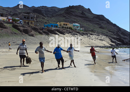 Fischer, Strand von Sao Pedro, Sao Vicente, Kap-Verde Inseln, Afrika Fischer am Strand von Sao Pedro, Sao Vicente Stockfoto