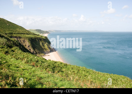 Mit Blick auf das Meer und über Beesands Strand an der Küste von South Devon Stockfoto