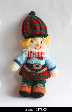 Gestrickte Schotte Puppe trägt Kilt und Sporon isoliert auf weißem Hintergrund - gestrickte Puppe, gestricktes Spielzeug Stockfoto