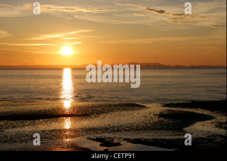 Goldene Sonne bei Ebbe mit Sandstrand Stockfoto