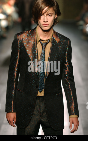 Fendi Menswear bereit zu tragen-Frühling-Sommer-Modell dunkelbraune Haare tragen glänzende braune Jacke blau Punkte, helles Braun Hemd, Stockfoto